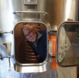 un vigneron dans une cuve un vigneron dans une cuve